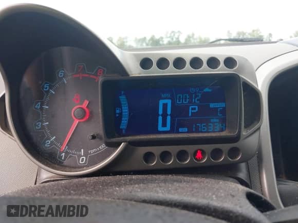 2014 Chevrolet Sonic LT z VIN 1G1JC5SH7E4137635, wystawiony jako IAAI lot #43083539 z przebiegiem 176 334 mil mil oraz . Historia ofert i sprzedaży dostępna na DreamBid. Obrazek 7.