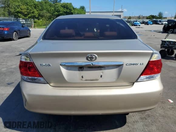 2005 Toyota Camry LE z VIN 4T1BE30K35U565111, wystawiony jako Copart lot #82633985 z przebiegiem 192 874 mil mil oraz Szkoda całkowita • Salvage title. Historia ofert i sprzedaży dostępna na DreamBid. Obrazek 6.