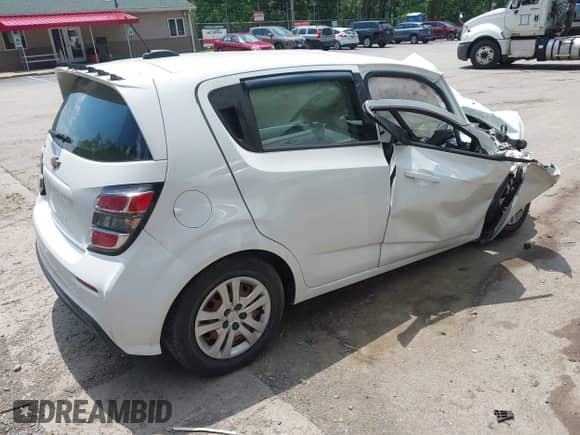 2017 Chevrolet Sonic LT z VIN 1G1JG6SH8H4160016, wystawiony jako IAAI lot #42471922 z przebiegiem 87 545 mil mil oraz . Historia ofert i sprzedaży dostępna na DreamBid. Obrazek 4.