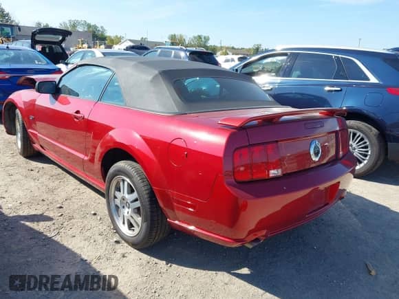 2006 Ford Mustang GT Deluxe z VIN 1ZVFT85H865193554, wystawiony jako IAAI lot #43188971 z przebiegiem 65 402 mil mil oraz . Historia ofert i sprzedaży dostępna na DreamBid. Obrazek 3.