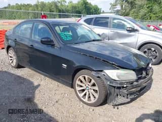 2011 BMW 3 Series 328i xDrive z VIN WBAPK7C56BF084072, wystawiony jako IAAI lot #42148687 z przebiegiem 145 048 mil mil oraz . Historia ofert i sprzedaży dostępna na DreamBid. Obrazek 1.