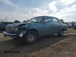 1984 Mercedes-Benz 300 D с VIN WDBAB33A9EA155408, выставлен на аукционе Copart как лот 63378415 с пробегом 240 585 миль миль и Списание • Salvage title. История ставок и продаж доступна на DreamBid. Изображение 1.
