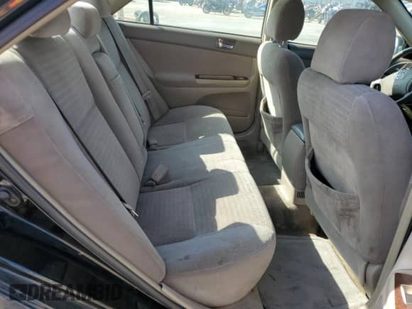 2005 Toyota Camry STD z VIN 4T1BE32K65U014670, wystawiony jako Copart lot #90064645 z przebiegiem 117 142 mil mil oraz Czysty tytuł • Clean title. Historia ofert i sprzedaży dostępna na DreamBid. Obrazek 10.