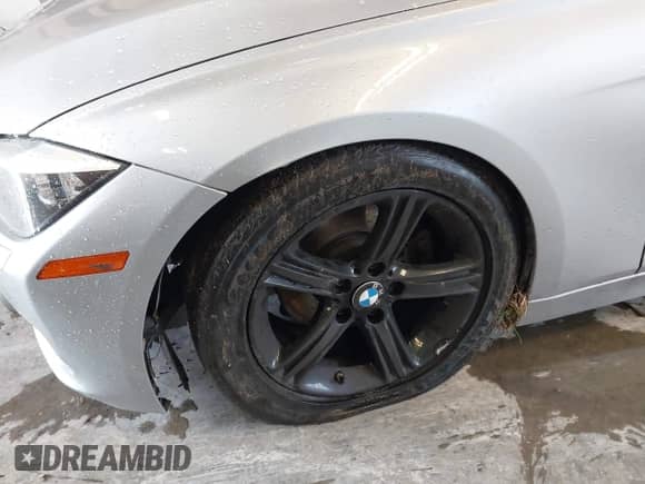 2013 BMW 3 Series 328i xDrive z VIN WBA3B3G58DNR79816, wystawiony jako IAAI lot #42303325 z przebiegiem 83 265 mil mil oraz . Historia ofert i sprzedaży dostępna na DreamBid. Obrazek 6.