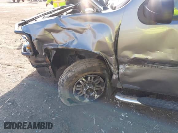 2008 Chevrolet Silverado 2500HD Work Truck z VIN 1GCHK24K78E182248, wystawiony jako IAAI lot #42225157 z przebiegiem 153 307 mil mil oraz . Historia ofert i sprzedaży dostępna na DreamBid. Obrazek 6.