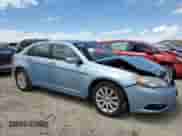 2014 Chrysler 200 Touring z VIN 1C3CCBBG5EN105576, wystawiony jako Copart lot #57359495 z przebiegiem 83 414 mil mil oraz Szkoda całkowita • Salvage title. Historia ofert i sprzedaży dostępna na DreamBid. Obrazek 4.