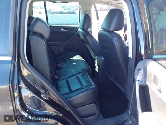 2011 Volkswagen Tiguan S с VIN WVGAV7AX5BW510883, выставлен на аукционе IAAI как лот 43397371 с пробегом 171 071 миль миль и . История ставок и продаж доступна на DreamBid. Изображение 8.