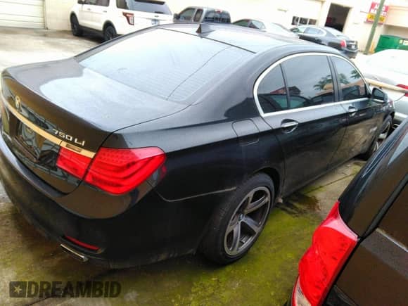 2012 BMW 7 Series 750Li xDrive z VIN WBAKC8C58CC435970, wystawiony jako IAAI lot #42201364 z przebiegiem 129 273 mil mil oraz . Historia ofert i sprzedaży dostępna na DreamBid. Obrazek 4.