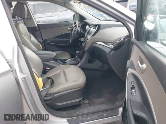 2017 Hyundai Santa Fe SE z VIN KM8SM4HF1HU243832, wystawiony jako IAAI lot #43320326 z przebiegiem 86 588 mil mil oraz . Historia ofert i sprzedaży dostępna na DreamBid. Obrazek 5.