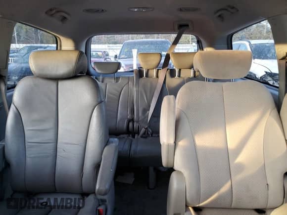 2007 Hyundai Entourage GLS с VIN KNDMC233076015941, выставлен на аукционе Copart как лот 88661085 с пробегом 191 960 миль миль и Списание • Salvage title. История ставок и продаж доступна на DreamBid. Изображение 10.