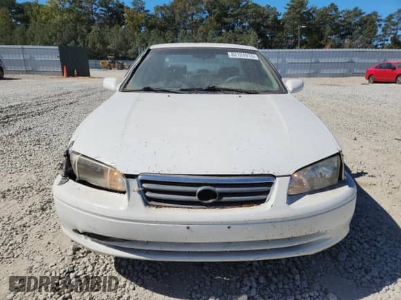 2000 Toyota Camry CE z VIN JT2BG28K1Y0513428, wystawiony jako Copart lot #82124915 z przebiegiem 332 618 mil mil oraz Czysty tytuł • Clean title. Historia ofert i sprzedaży dostępna na DreamBid. Obrazek 5.