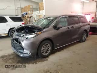 2021 Toyota Sienna XLE z VIN 5TDYRKEC7MS027027, wystawiony jako Copart lot #71498205 z przebiegiem 27 679 mil mil oraz Szkoda całkowita • Salvage title. Historia ofert i sprzedaży dostępna na DreamBid. Obrazek 1.