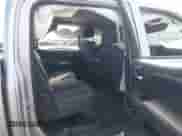 2018 Chevrolet Silverado 1500 LT z VIN 3GCUKREC0JG402410, wystawiony jako IAAI lot #43034711 z przebiegiem 73 836 mil mil oraz . Historia ofert i sprzedaży dostępna na DreamBid. Obrazek 8.