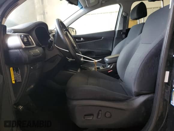 2018 Kia Sorento LX z VIN 5XYPGDA33JG383809, wystawiony jako Copart lot #67726675 z przebiegiem 114 685 mil mil oraz Czysty tytuł • Clean title. Historia ofert i sprzedaży dostępna na DreamBid. Obrazek 7.