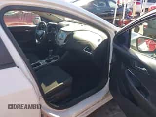 2016 Chevrolet Cruze LS z VIN 1G1BC5SM0G7316683, wystawiony jako IAAI lot #43419660 z przebiegiem 126 171 mil mil oraz . Historia ofert i sprzedaży dostępna na DreamBid. Obrazek 5.