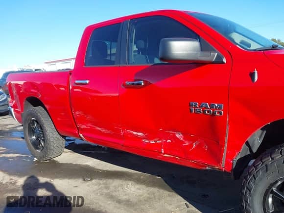 2018 Ram 1500 Big Horn z VIN 1C6RR7GG7JS319627, wystawiony jako IAAI lot #43441226 z przebiegiem 200 425 mil mil oraz . Historia ofert i sprzedaży dostępna na DreamBid. Obrazek 6.