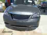 2013 Chrysler 200 Touring z VIN 1C3CCBBB4DN550958, wystawiony jako IAAI lot #43320654 z przebiegiem 127 850 mil mil oraz . Historia ofert i sprzedaży dostępna na DreamBid. Obrazek 6.