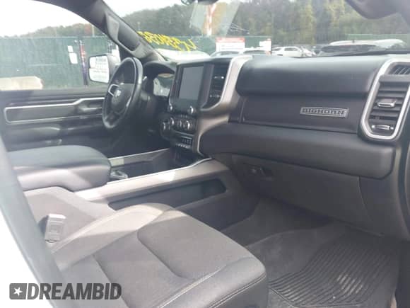 2021 Ram 1500 Big Horn z VIN 1C6SRFFT2MN655375, wystawiony jako IAAI lot #43340367 z przebiegiem 15 265 mil mil oraz . Historia ofert i sprzedaży dostępna na DreamBid. Obrazek 5.