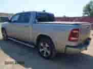 2022 Ram 1500 Laramie z VIN 1C6SRFJT0NN362552, wystawiony jako IAAI lot #43220035 z przebiegiem 50 088 mil mil oraz . Historia ofert i sprzedaży dostępna na DreamBid. Obrazek 3.