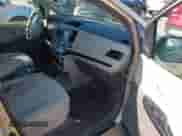 2012 Toyota Sienna LE AAS z VIN 5TDKK3DC7CS224182, wystawiony jako IAAI lot #43201806 z przebiegiem 218 893 mil mil oraz . Historia ofert i sprzedaży dostępna na DreamBid. Obrazek 5.