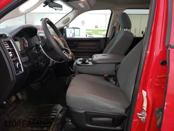 2020 Ram 1500 Tradesman z VIN 3C6RR7KG3LG131415, wystawiony jako Copart lot #66045635 z przebiegiem 51 840 mil mil oraz Czysty tytuł • Clean title. Historia ofert i sprzedaży dostępna na DreamBid. Obrazek 7.