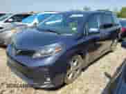 2018 Toyota Sienna SE z VIN 5TDXZ3DC4JS951200, wystawiony jako Copart lot #63086645 z przebiegiem Nie podano mil oraz Szkoda całkowita • Salvage title. Historia ofert i sprzedaży dostępna na DreamBid. Obrazek 1.