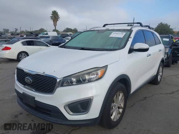 2016 Kia Sorento LX z VIN 5XYPG4A31GG031174, wystawiony jako IAAI lot #43365228 z przebiegiem 136 279 mil mil oraz . Historia ofert i sprzedaży dostępna na DreamBid. Obrazek 2.
