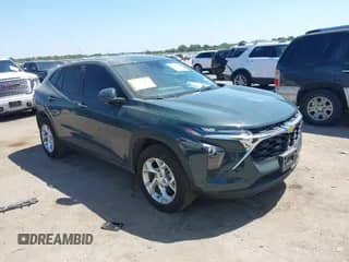 2025 Chevrolet Trax LS с VIN KL77LFEPXSC152056, выставлен на аукционе IAAI как лот 42847473 с пробегом 11 551 миль миль и . История ставок и продаж доступна на DreamBid. Изображение 1.