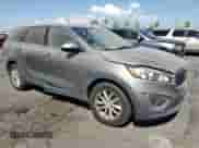 2017 Kia Sorento LX z VIN 5XYPG4A58HG322547, wystawiony jako Copart lot #81338515 z przebiegiem 147 080 mil mil oraz Czysty tytuł • Clean title. Historia ofert i sprzedaży dostępna na DreamBid. Obrazek 4.