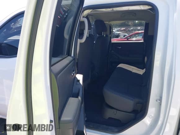 2023 Nissan Frontier SV z VIN 1N6ED1EJ2PN607013, wystawiony jako IAAI lot #43012793 z przebiegiem 52 943 mil mil oraz . Historia ofert i sprzedaży dostępna na DreamBid. Obrazek 8.