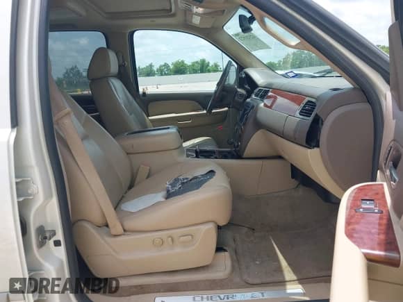 2009 Chevrolet Suburban LTZ z VIN 1GNFK36399R234676, wystawiony jako IAAI lot #42321922 z przebiegiem 419 096 mil mil oraz . Historia ofert i sprzedaży dostępna na DreamBid. Obrazek 5.