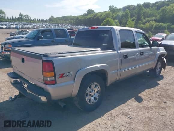 2005 GMC Sierra 1500 SLE with VIN 2GTEK13TX51348220, listed as a IAAI auction lot 42571838 with 169,841 mi miles and . Bid and sale history available at DreamBid. Image 4.