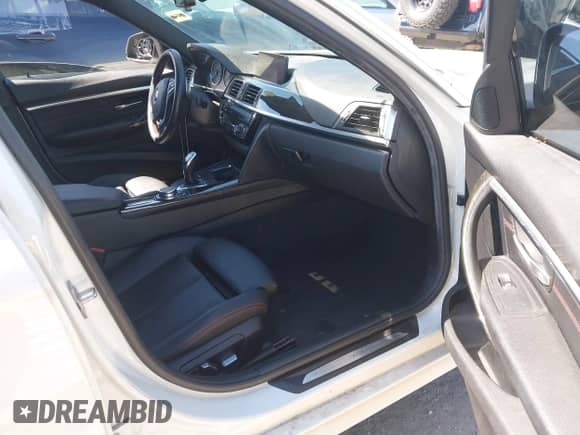 2017 BMW 3 Series 330i z VIN WBA8B9G5XHNU50785, wystawiony jako IAAI lot #43127046 z przebiegiem 108 476 mil mil oraz . Historia ofert i sprzedaży dostępna na DreamBid. Obrazek 5.