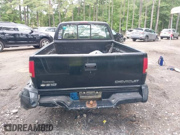 1996 Chevrolet S-10 LS z VIN 1GCCS19X5T8182796, wystawiony jako IAAI lot #42700891 z przebiegiem 174 721 mil mil oraz . Historia ofert i sprzedaży dostępna na DreamBid. Obrazek 16.