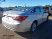 2013 Hyundai Sonata GLS z VIN 5NPEB4ACXDH725369, wystawiony jako IAAI lot #43543708 z przebiegiem 142 680 mil mil oraz . Historia ofert i sprzedaży dostępna na DreamBid. Obrazek 4.