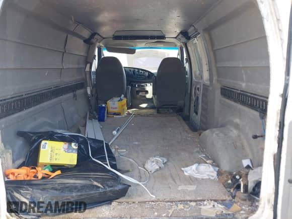 2006 Ford Econoline Cargo z VIN 1FTRE14W46HA46504, wystawiony jako IAAI lot #41381776 z przebiegiem 251 238 mil mil oraz . Historia ofert i sprzedaży dostępna na DreamBid. Obrazek 8.