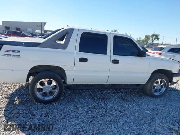 2005 Chevrolet Avalanche Z71 with VIN 3GNEK12Z45G248702, listed as a IAAI auction lot 43472461 with 200,062 mi miles and . Bid and sale history available at DreamBid. Image 13.