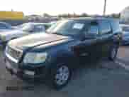 2007 Ford Explorer XLT z VIN 1FMEU73817UB67616, wystawiony jako IAAI lot #43313901 z przebiegiem 232 969 mil mil oraz . Historia ofert i sprzedaży dostępna na DreamBid. Obrazek 2.