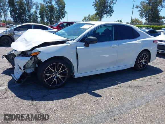 2021 Toyota Camry SE Nightshade z VIN 4T1G11AK8MU433769, wystawiony jako IAAI lot #43150076 z przebiegiem 92 123 mil mil oraz . Historia ofert i sprzedaży dostępna na DreamBid. Obrazek 2.