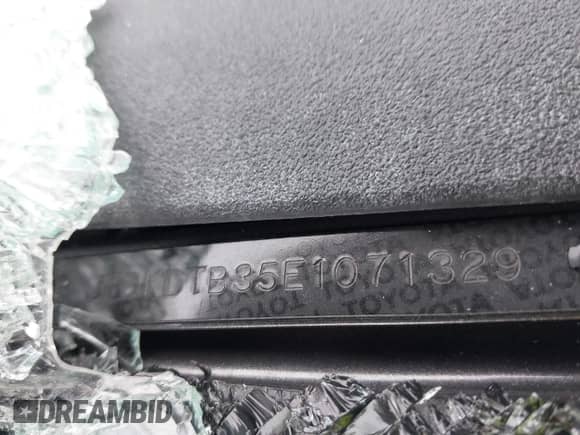 2014 Toyota Prius One z VIN JTDKDTB35E1071329, wystawiony jako IAAI lot #41908318 z przebiegiem Nie podano mil oraz . Historia ofert i sprzedaży dostępna na DreamBid. Obrazek 9.