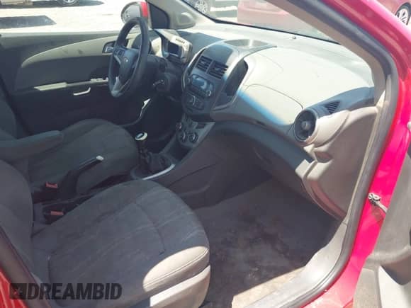 2013 Chevrolet Sonic LT с VIN 1G1JD5SB1D4181220, выставлен на аукционе IAAI как лот 42418324 с пробегом 186 891 миль миль и . История ставок и продаж доступна на DreamBid. Изображение 5.