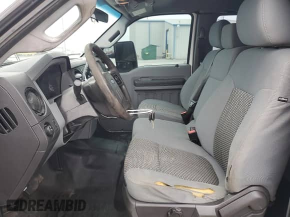 2013 Ford F-250 XL z VIN 1FT7X2A64DEB17792, wystawiony jako Copart lot #51159425 z przebiegiem 246 495 mil mil oraz Czysty tytuł • Clean title. Historia ofert i sprzedaży dostępna na DreamBid. Obrazek 7.