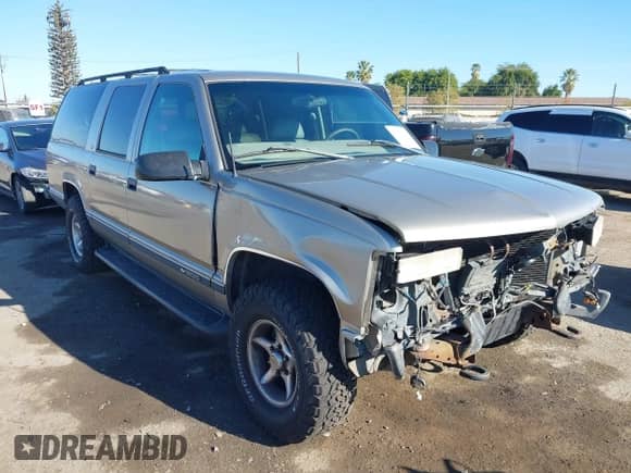 1999 Chevrolet Suburban z VIN 1GNFK16R9XJ318663, wystawiony jako IAAI lot #43358644 z przebiegiem 197 845 mil mil oraz . Historia ofert i sprzedaży dostępna na DreamBid. Obrazek 1.