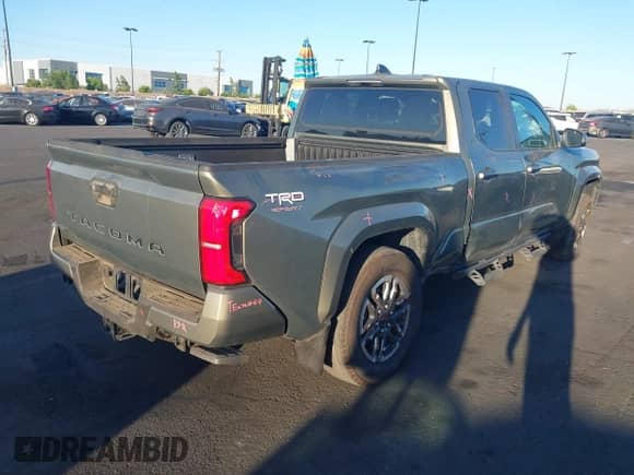 2024 Toyota Tacoma SR5 z VIN 3TMLB5JN9RM057547, wystawiony jako IAAI lot #42865640 z przebiegiem 28 049 mil mil oraz . Historia ofert i sprzedaży dostępna na DreamBid. Obrazek 4.