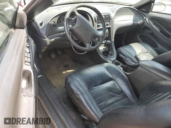 2002 Ford Mustang GT Deluxe z VIN 1FAFP45X02F235247, wystawiony jako Copart lot #57146565 z przebiegiem 213 776 mil mil oraz Czysty tytuł • Clean title. Historia ofert i sprzedaży dostępna na DreamBid. Obrazek 8.