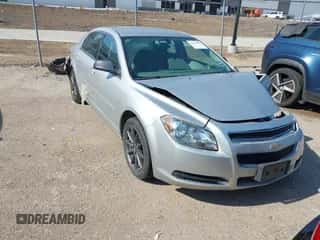 2012 Chevrolet Malibu 1LS z VIN 1G1ZB5E08CF299030, wystawiony jako IAAI lot #42933449 z przebiegiem 106 065 mil mil oraz . Historia ofert i sprzedaży dostępna na DreamBid. Obrazek 1.