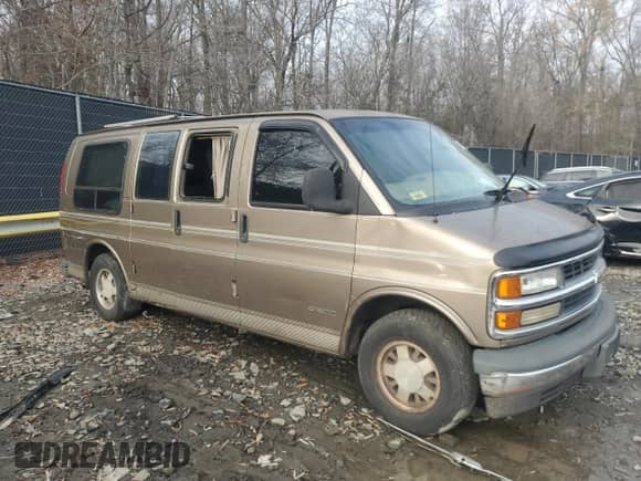 1996 Chevrolet Chevy Van с VIN 1GBFG15M1T1001653, выставлен на аукционе Copart как лот 84589274 с пробегом Не указан миль и На запчасти • Non repairable. История ставок и продаж доступна на DreamBid. Изображение 4.