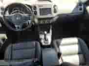 2013 Volkswagen Tiguan SE z VIN WVGAV3AX2DW611603, wystawiony jako Copart lot #53968245 z przebiegiem 117 785 mil mil oraz Szkoda całkowita • Salvage title. Historia ofert i sprzedaży dostępna na DreamBid. Obrazek 8.