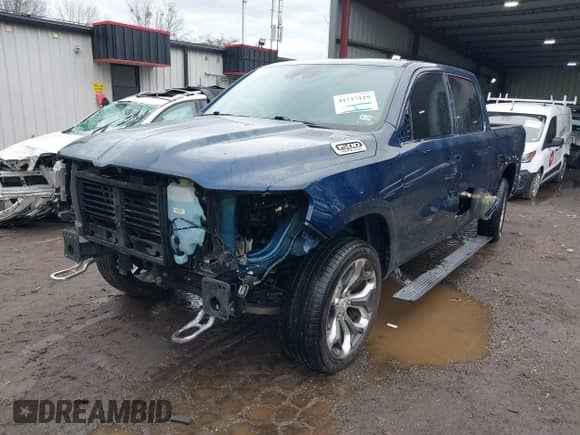 2021 Ram 1500 Longhorn z VIN 1C6SRFKT8MN664605, wystawiony jako IAAI lot #41717119 z przebiegiem 56 340 mil mil oraz . Historia ofert i sprzedaży dostępna na DreamBid. Obrazek 2.