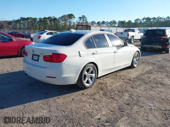 2014 BMW 3 Series 320i z VIN WBA3B1G50ENN90318, wystawiony jako IAAI lot #43484910 z przebiegiem 198 051 mil mil oraz . Historia ofert i sprzedaży dostępna na DreamBid. Obrazek 4.